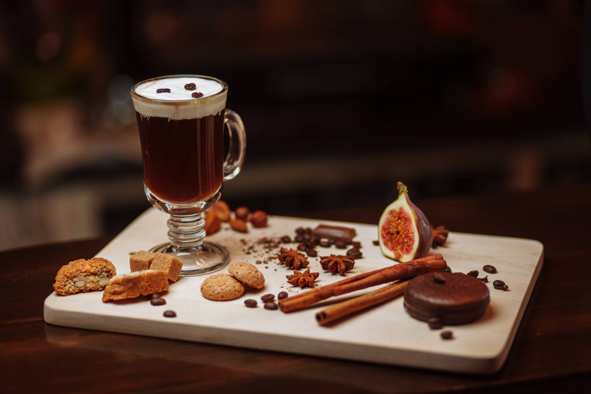 Ирландский кофе. Айриш кофе по-ирландски. Ирландский кофе (Irish Coffee).. Кофе ирландский виски. Кофе по ирландски подача.